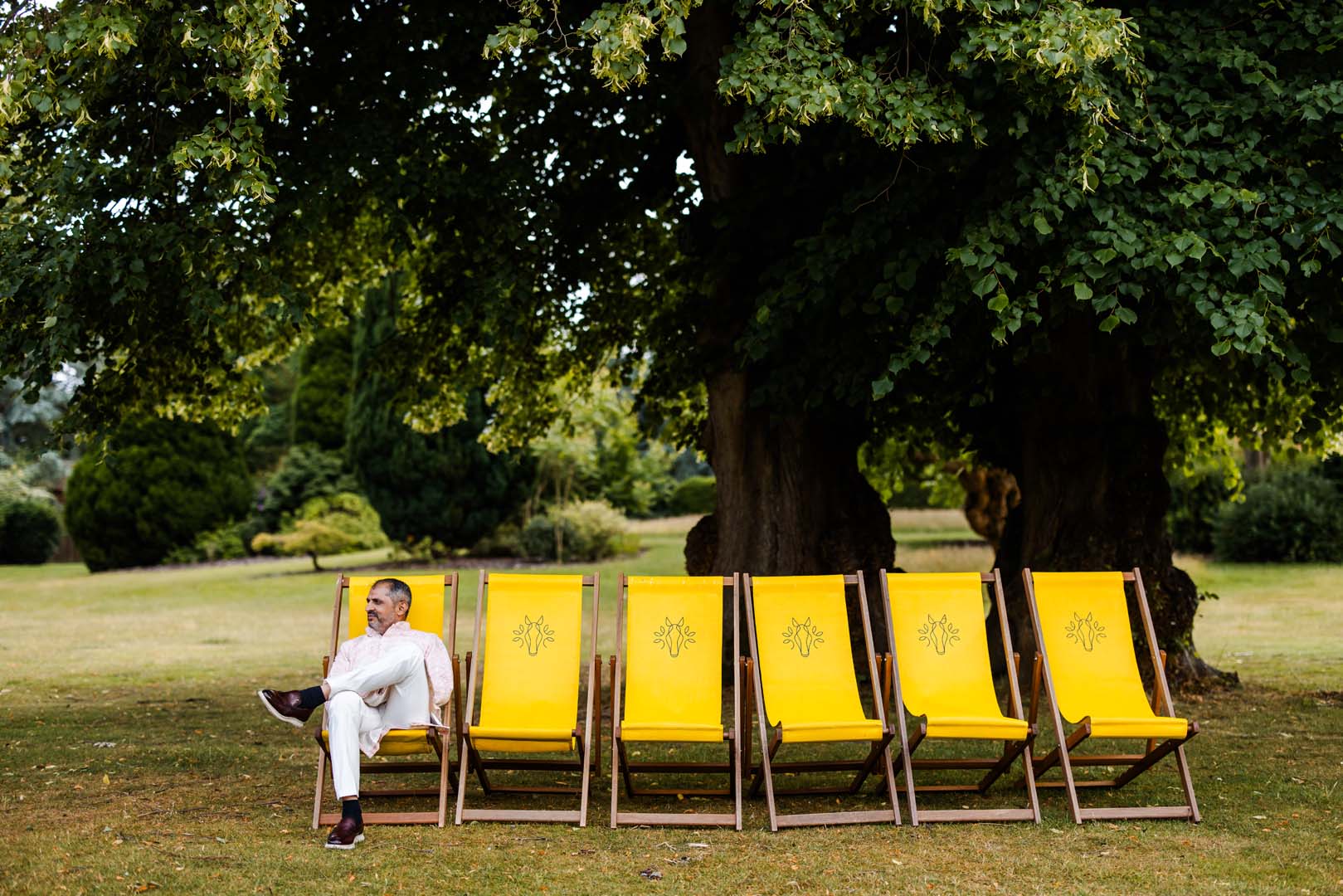 Couples up on the shoulders of their friends on the dancefloor